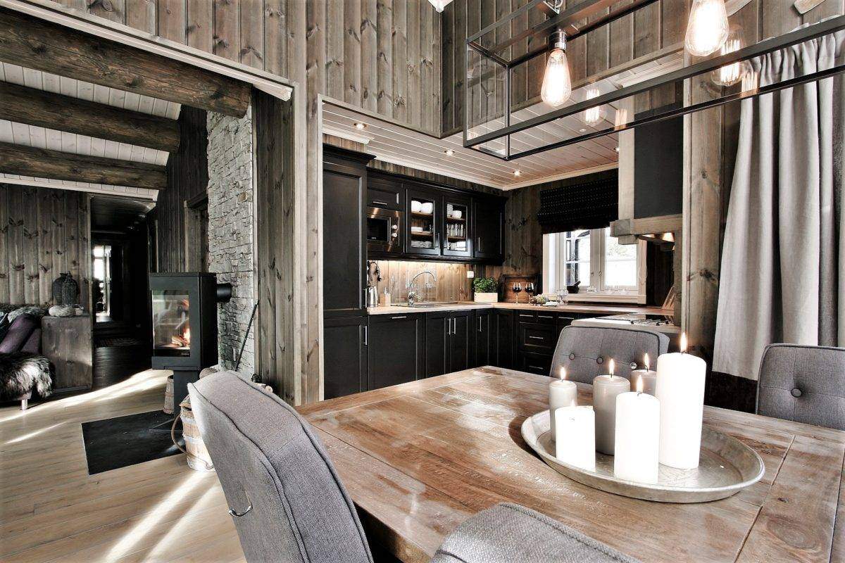95 Hyttemodell Hytte Stryn 92. Variasjoner i tak- og vegghøyer i stue-spisestue-kjøkken gir hytta et personlig og luksuriøst inntrykk