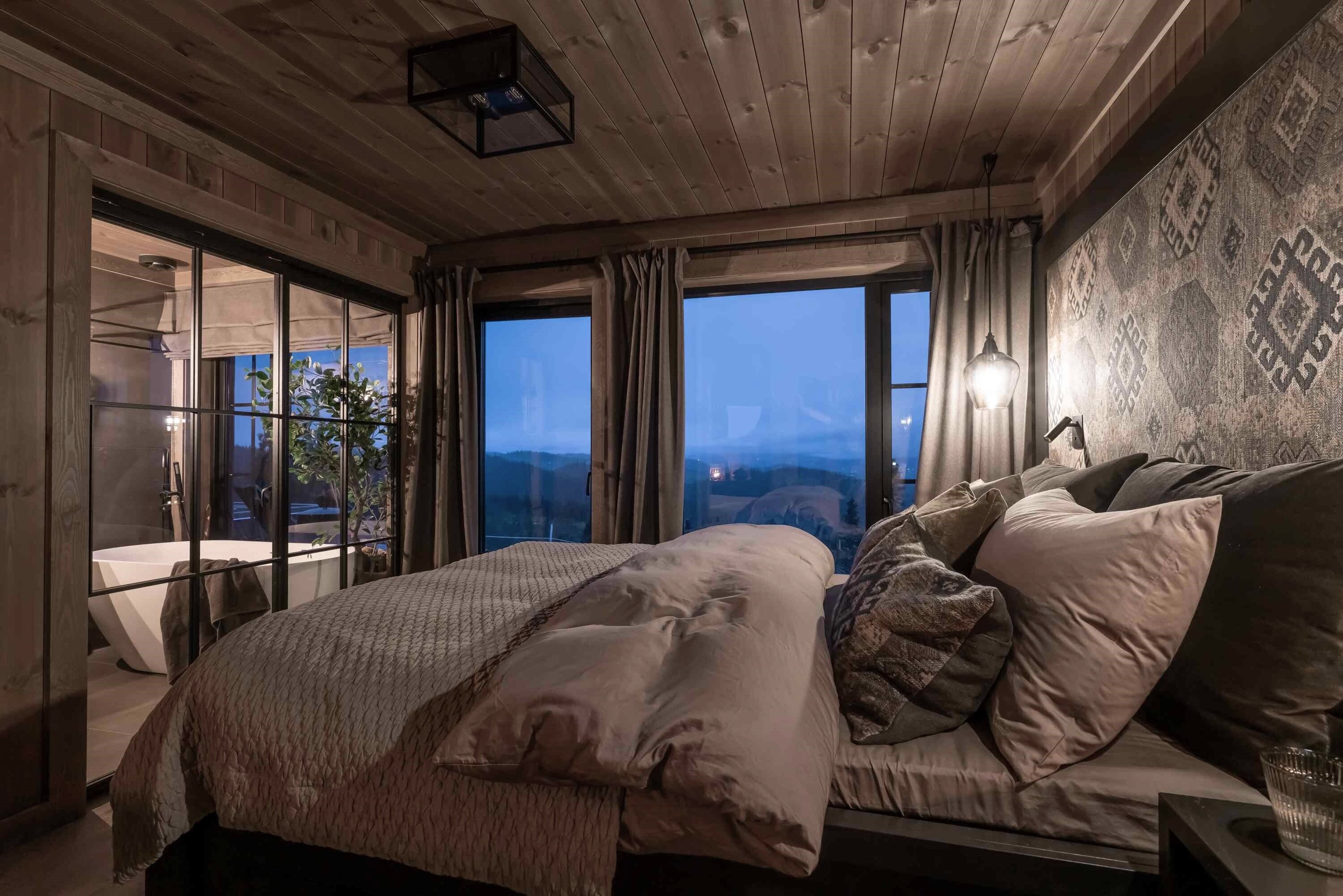 16. Fritidsbolig TTH Geilo 1-206. Nesfjellet. Mastersoverom med store vindusflater mot utsiktsidens himmel og fjellnatur.