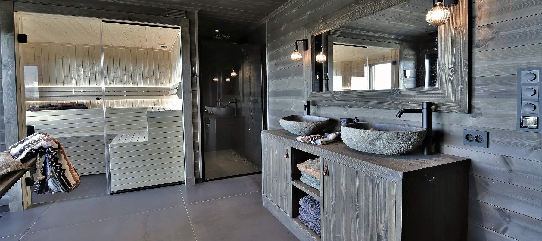 36 Glassfront som deler badstue mot baderomsavdelingen – Hytte Nesbyen 149